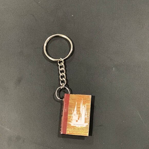 Hogwarts: A History” Keychain – Magical Replica Collectible - Picture 3 of 8